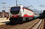 Die E.402102,eine Elektrolokomotive der italienischen Staatsbahnen Ferrovie dello Stato (FS) im Bahnhof von Sestre Levante am 18.04.13.