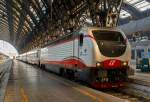Die E.402.171 (91 83 2402 171-9 I-TI) der Trenitalia (100-prozentige Tochtergesellschaft der Ferrovie dello Stato) ist am 29.12.2015 mit einem Frecciabianca (deutsch: weißer Pfeil) in den Bahnhof