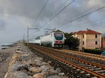 Die E 402 147 und die E 403 004 mit einem IC am 25.05.2016 unterwegs bei Albenga.