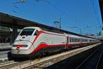 Am Ende des Zuges schiebt Lok E 414 130-1 den Zug in den Bahnhof Venezia Santa Lucia ein. 16.05.2019  (Hans)
