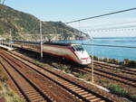 Ein  Frecciabianca  ist auf dem Weg durch den Bahnhof Corniglia (Cinque Terre).
