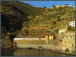 Nur kurz kommt die Bahnstrecke Genua - La Spezia in Vernazza ans Tageslicht.