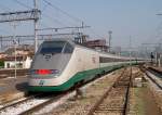 Nachschuss auf HGV-Triebzug ETR 500/I mit Werbung  ETR 500  bei der Ausfahrt aus Firenze (Florenz) - 10.08.2003  
