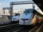 22.8.2014 19:20 Zwei Frecciabianca  weißer Pfeil  der FS im Bahnhof Verona Porta Nuova. Der linke fährt nach Trieste Centrale, der rechte kommt aus Milano Centrale und fährt nach Venezia Santa Lucia. Ein Frecciabianca wird aus 2 E.414 (ex ETR 500 Triebköpfe) und in der Regel 9 Zwischwagen (ex IC Wagen) gebildet.