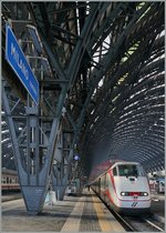 Ein Freccia Bianca wartet unter der mächtigen Halle von Milano Centrale auf die Abfahrt.