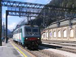 E 405.007 kommt um sich an den Zug zu setzen (italienische Seite des Brenner); 20.04.2008  