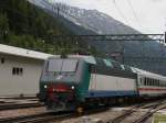 Die E 405 031 am 11.06.2009 mit einem EC bei der Einfahrt in den Bahnhof Brenner.
