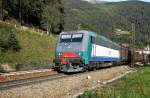 FS-Trenitalia E 405 021 befindet sich am 02.09.10 in Colle Isarco/Gossensaß mit einem gemischten Güterzug auf dem Weg zum Brenner.