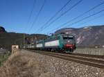 Die E 405 039 und die E 405 020 mit einem KLV-Zug am 28.03.2015 unterwegs bei Ora.