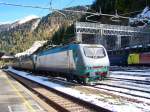 E 412 020 steht am 30.Oktober 2010 im Bahnhof Brenner.