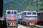 FS E.424 314 mit einem Regionalzug in Richtung Bolzano wartet auf die Abfahrt,   E.652 067 wartet noch auf die nchste Leistung (Bahnhof Brennero/Brenner, XX.08.1998); digitalisiertes Dia.