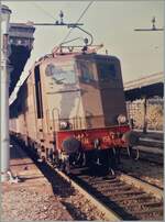 Viele Jahre lange lackierte die FS ihre E-Loks braun. Im Bild die FS 424 156 mit einem Regionalzug nach Milano Porta Garibaldi beim Halt in Arona. 

im Oktober 1985