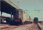 Viele Jahre lange lackierte die FS ihre E-Loks braun. Im Bild die FS 424 139 mit einem Regionalzug in Arona.

im Oktober 1985