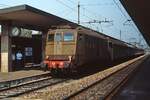 E 424 050 im September 1986 im Bahnhof Ferrara.