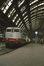 Eines meiner ersten, brauchbaren Fotos der FS Italia entstand in Milano Central im April 1980.Es zeigt die Lok E444 053 vor einem Schnellzug (Espresso) nach Domodossola. Mit dieser kleinen Serie historischer Eisenbahn-Fotos gratuliere ich Italien zur Fußball-Europameisterschaft! Canon AE1, Canoscan, Gimp
