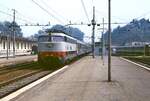 Mit einem Schnellzug fährt E 444 040 im September 1986 in den Bahnhof Vicenza ein
