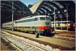 Ein formschöner FS Klassiker: die E 444 046  Tartaruga  (Schildkröte) mit einem Intercity vor den imposanten Halle des Bahnhofs von Milano Centrale. 

Analogbild vom Marz 1993