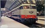 Ein formschöner FS Klassiker: die E 444 080  Tartaruga  (Schildkröte) mit einem Schnellzug nach Genova wartet in Milano auf die Abfahrt. 
Die FS verfügte über 117 Loks dieser Baureihe, die mit einer maximalen Geschwindigkeit von 180 km/h im schnellen Schnellzugsverkehr zum Einsatz kam. 

Analogbild vom Juni 1985