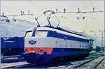 Ein Farbvariante der FS 444 080, die ich bereits in S/W gezeigt habe, auch wenn die Farben im Laufe der Jahre etwas verblasst sind: Die formsch�ne FS E 444 080  Tartaruga  (Schildkr�te) rangiert in Domodossola. Die FS verf�gte �ber 117 Loks dieser Baureihe, die mit einer maximalen Geschwindigkeit von 180 km/h im schnellen Schnellzugsverkehr zum Einsatz kamen, sp�ter aber im Frontbereich optisch wenig vorteilhaft umgebaut wurden aber noch lange Zeit im Einsatz standen. Neben der E 444 080 zeigen sich im Hintergrund einige FS E 626; die damals haupts�chlich im G�terverkehr eingesetzt wurden.

Analogbild vom Mai 1985 