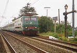 10. Juni 2001, Italien,	Bhf. Campiglia Marittima in der Toscana 11:32 Uhr, E-Lok FS E444R.106 führt IC 537 „Cavour“ Torino-Salerno. Die E.444 werden vorwiegend im hochwertigen Personenfernverkehr eingesetzt. Sie waren anfangsauch fast ausschließlich für die Traktion von TEE-Zügen auf dem FS-Streckennetz zuständig. Diese Züge erreichten zum Teil Geschwindigkeiten bis 180 km/h, dabei waren Langläufe mit Tagesleistungen von bis zu 1500 Kilometern keine Seltenheit. Ab 1985 zogen E.444 die ersten fahrplanmäßig mit 200 km/h verkehrenden Züge in Italien über die Direttissima Florenz–Rom. Das R deutet auf eine Änderungsvariante hin.