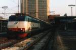 E444 019 mit D2568 Milano Porta Garibaldi-Domodossolo auf Bahnhof Milano Stazione Porta Garibaldi am 15-1-2001.