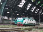 Milano Centrale (16.04.2004) E 444 024 wartet auf einem  Abstellgleis in der mchtigen Bahnhofshalle auf weitere Einstze.