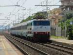 17.7.2014 10:52 FS E.444R 026 mit einem InterCity (IC) aus Pescara Centrale nach Bologna Centrale bei der Durchfahrt durch Rimini Miramare in Richtung Rimini.