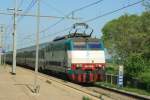 E444 080 mit einem Schnellzug von Milano nach Roma bei der Durchfahrt von Calerno; 03.05.2009