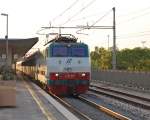 E444.036 mit einem IC-Zug in Richtung Sden haltet in Bahnhof Fano (Marche/Marken); 07.05.2011