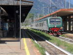 464 396 steht im Bahnhof von Domodossola(I)  mit einem italienischer Regionalzug von Domodossola(I) nach Milano-Centrale(I).