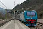 Einfahrt von 464.567 mit den Wagen des RV 2261, Brennero - Bologna Centrale, in den Bahnhof von Waidbruck - Lajen / Ponte Gardena - Laion am 05.03.2020.