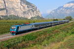 Ein Regio mit E464.040 der Italienischen Staatsbahn Trenitalia auf der Brennerbahn bei Salurn zwischen Bozen und Trient in Rchtung Verona. Aufgenommen am 20.Sept.2020 
