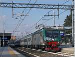 Die Trenord E 464 410-6 (UIC 91 83 2464 410-6 I-TN) ist mit ihrem R 2149 von Domodossola nach Milano Centrale unterwegs und konnte bei ihrem Halt in Gallarate fotografiert werden.