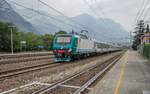 E 464.052 ist als Regiogarnitur in Richtung Verona am 24.08.2018 in Peri zu sehen.