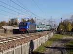 Die 464 608 mit einem R am 08.12.2018 unterwegs bei Udine.