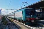 Lok E 464.323 von Trenitalia schiebt ihren Zug aus Kopfbahnhof Venezia Santa Lucia.