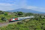 E 464 003 mit einem Regio am 06.06.2019 bei Acireale.