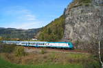 E 464 055 mit dem R 20725 (Brennero/Brenner - Merano/Meran) bei Sterzing. Dabei handelt es sich um eine der wenigen noch mit alten Fahrbetriebsmitteln geführten Leistungen des Nahverkehrs auf der Brennersüdrampe. (12.10.2019).