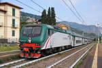 464 204 schiebt ihren Regioanlzug Milano Centrale nach Domodossola am 25.06.2020 um 09:53 Uhr pünktlich aus dem Bahnhof Stesa.
