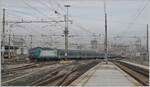 Selbst die allgegenwertigen E 464 waren nur vereinzelt zu sehen, hier die FS Trenitalia E 464 549 welche mit einem Eilzug aus Torino in Milano Centale eintrifft 

8. November 2022