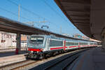 Mit dem IC 730 nach Roma Termini verlässt 464.309 den Bahnhof Palermo Centrale.