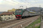 Die E464 294-4 I-TN der Trenord schiebt ihren Regionale Chiasso - Milano Porta Garibaldi entlang des Stadtrands von Como hinauf nach Como-Camerlata.