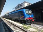 Trenitalia 464 317 mit dem RGV Nach Udine am 16.8.23 in Venizia Santa Lucia 