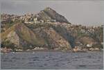 Vom Meer her ein Blick auf Tarormina und seinen Bahnhof Taormina-Giardini.