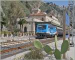 Ein etwas stachliges Bild, zumindest im Vordergrund. Soweit im Süden nahe an Afrika, zieren nicht nur Palmen Bahnsteige, sondern auch hin und wieder einen Kaktus.
Im wunderschönen Bahnhof von Taormina-Giardini wartet die FS Trenitalia E 464 231 mit ihrem Nachtzug ICN 1959 von Roma Termini (ab 23:30) nach Siracusa (12:52) auf die Weiterfahrt.
Der Vollständigkeit halber: Am Schluss des Zuges befindet sich die FS Trenitlaia E 464.350 die bei der Traktion des Zuges behilflich ist.

7. März 2026