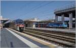 In Messina Centrae wird der FS Trenitalia ETR 104 053 als Regionalzug 12977 nach Catania Aeroporto Fontanarossa bereitgestellt, während im Hintergrund die FS Trenitalia 464 292 mit dem Nachtzug 1963 von Milano Centrale nach Siracusa auf die Abfahrt wartet. 

7. März 2026