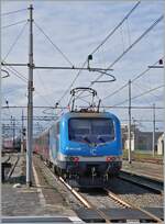 Der Nachtzug IN 795 aus dem fernen Torino ist in Reggio di Calabria Centrale angekommen, alle Reisenden sind ausgestiegen und die FS Trenitalia E 464.168 sowie eine weitere an der Spitze des Zuges rangieren den Nachtzug auf ein Abstellgeleis. 

18. März 2026