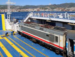 Für mich das beste Foto unserer Sizilien-Rundreise: perfekte Sicht vom Oberdeck der Eisenbahnfähre zwischen dem Festland und Sizilien! Der IC 723 zwischen Roma Termini und Palermo bzw Siracusa besteht aus zwei Pendelzügen (Lok und fünf Wagen) und werden getrennt auf die Fähre zwischen Villa S.G. und Messina verladen. Die Züge werden auf der gleichen Seite ver- und entladen, auf dieser Seite hat es Prellböcke. Im Frühjahr 2026 werden noch 2 IC pro Tag/Richtung auf diese Weise mit der Fähre transportiert. Messina - Villa S.G., 2.5.2026