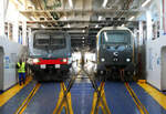 Die beiden Teile des IC 723 von Roma Termini nach Siracusa (links) und Palermo sind auf der Fähre für die Fahrt von Villa S.G.