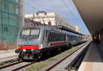 E464.276 mit dem Vierwagen-Pendelzug in der Morgensonne im Bahnhof Syracusa.